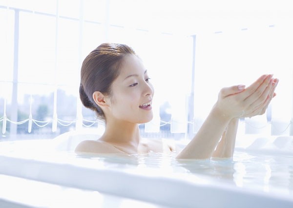 Tắm nước nóng có hại gì?