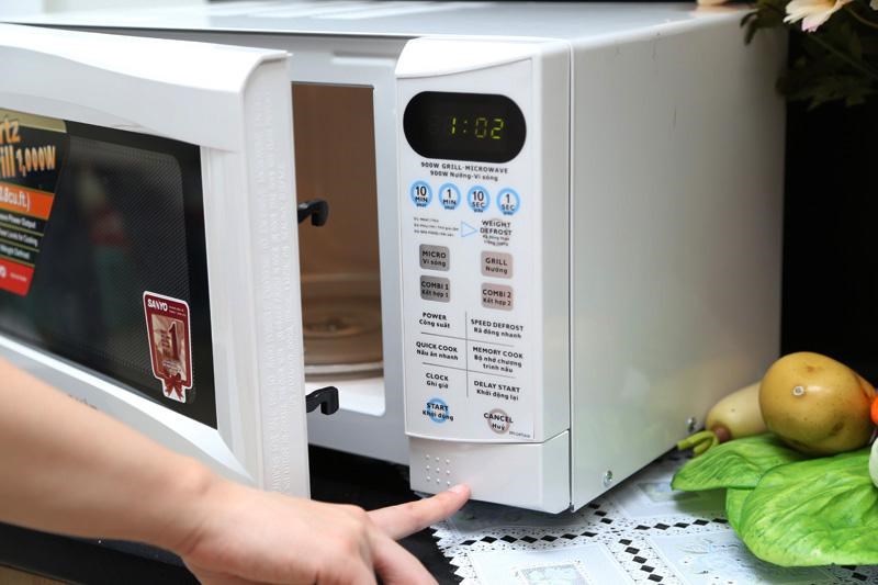 Dùng lò vi sóng chế biến khoai tây nướng