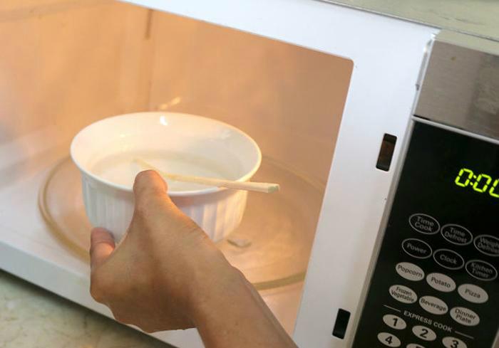 Có nên nấu nước sôi bằng lò vi sóng